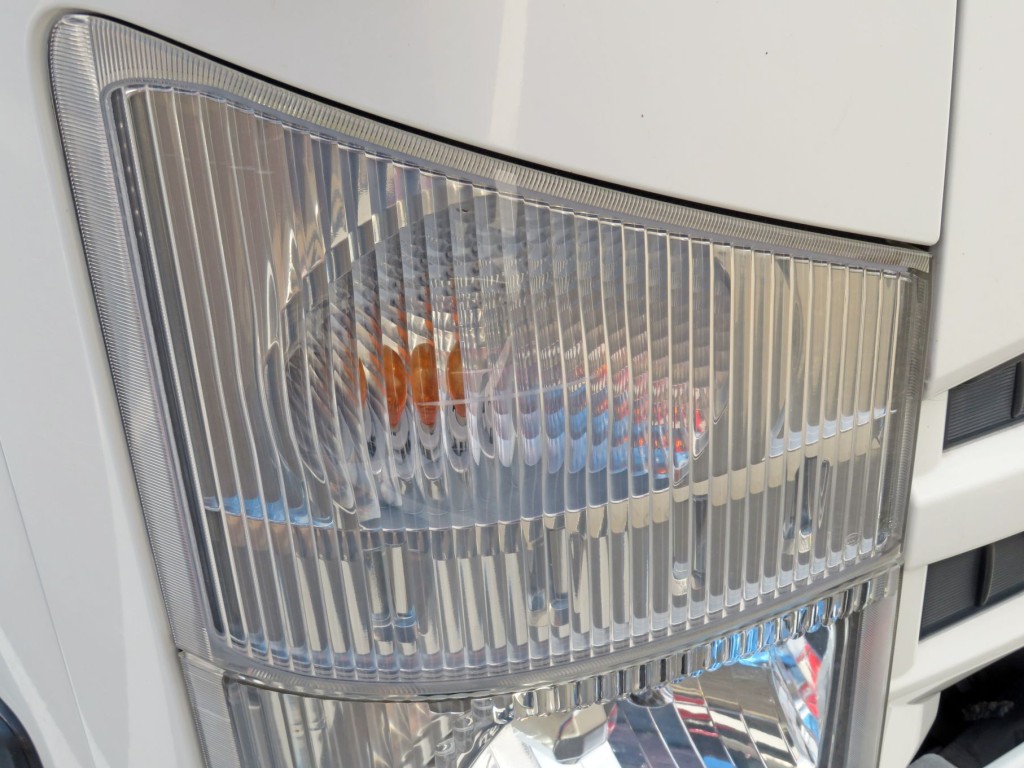 ウインカーレンズにキズがあります。|いすゞ エルフ 2RG-NMR88AR(2WD)の写真22