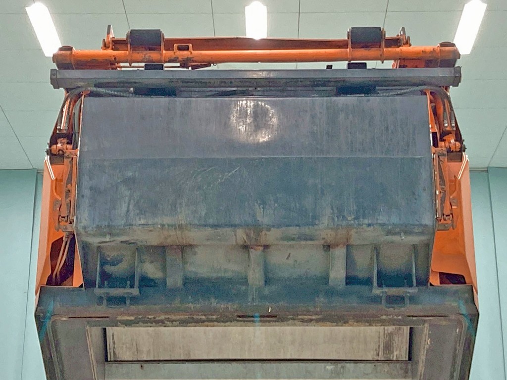 汚水タンク底面の状態です。|いすゞ フォワード TKG-FRR90S2(2WD)の写真11
