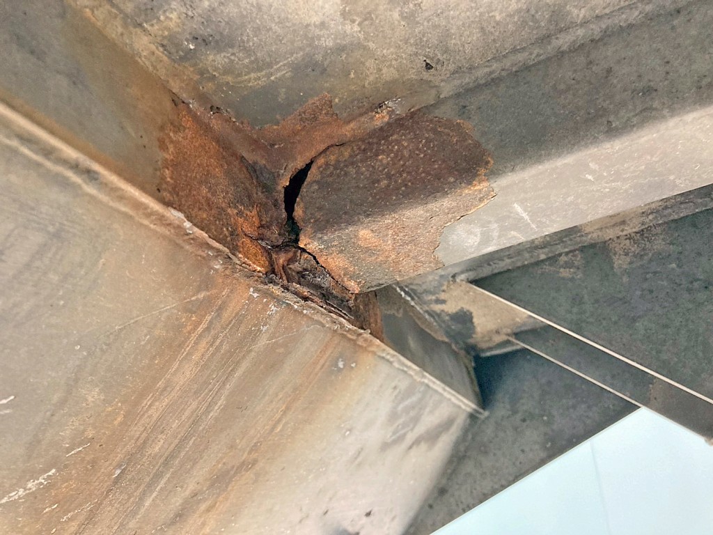 汚水タンクの骨組みに割れがあります。(拡大図)|いすゞ フォワード TKG-FRR90S2(2WD)の写真14