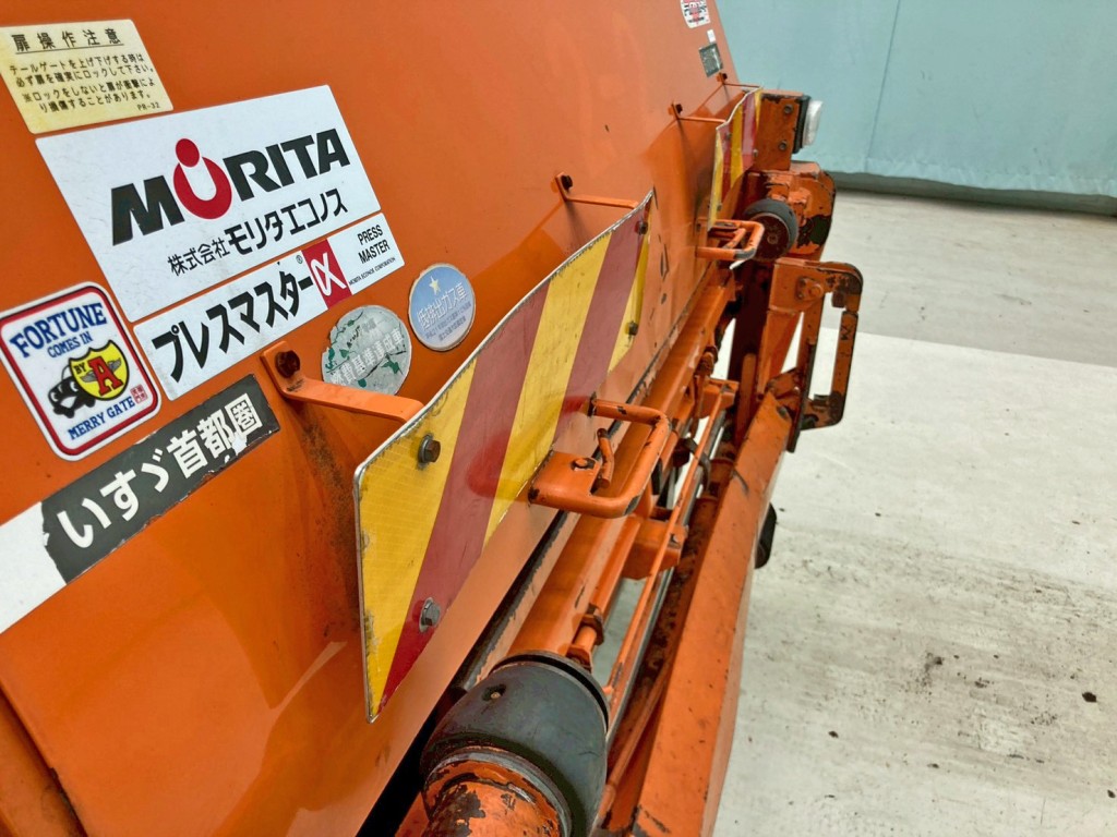 助手席側反射板に歪みがあります。|いすゞ フォワード TKG-FRR90S2(2WD)の写真22