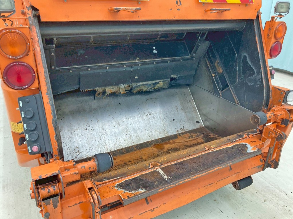 積み込み方式はプレス式です。|いすゞ フォワード TKG-FRR90S2(2WD)の写真27