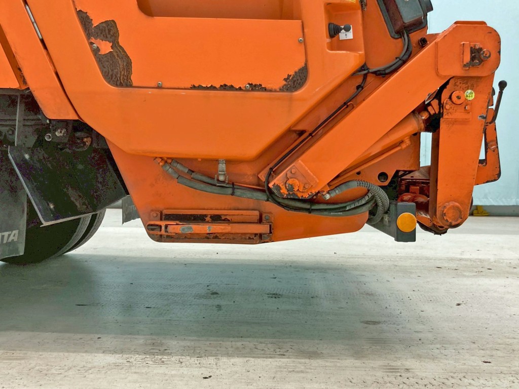 汚水タンクの排水口です。(周辺にサビがあります)|いすゞ フォワード TKG-FRR90S2(2WD)の写真33