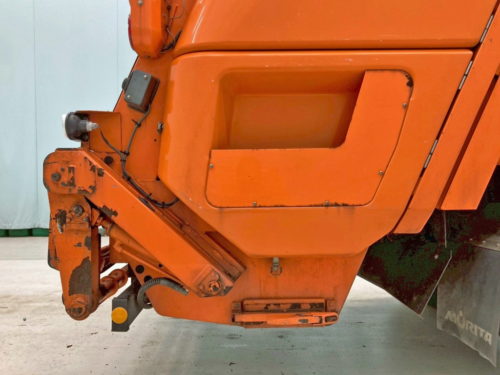 傾倒装置の運転席側 及び 周辺にサビがあります。|いすゞ フォワード TKG-FRR90S2(2WD)の写真34