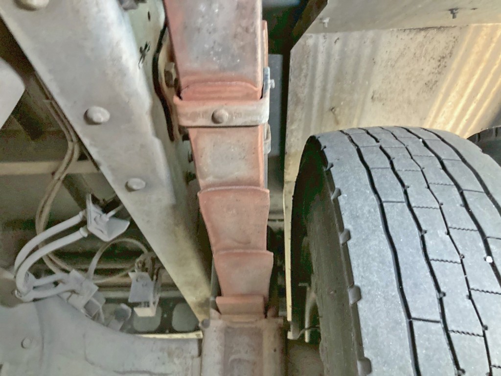 前後左右のスプリングにズレがあります。(運転席側後方)|いすゞ フォワード TKG-FRR90S2(2WD)の写真41