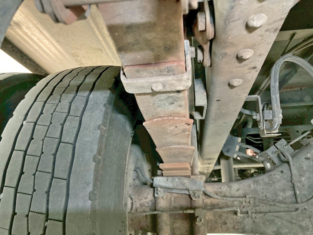 前後左右のスプリングにズレがあります。(助手席側後方)|いすゞ フォワード TKG-FRR90S2(2WD)の写真42