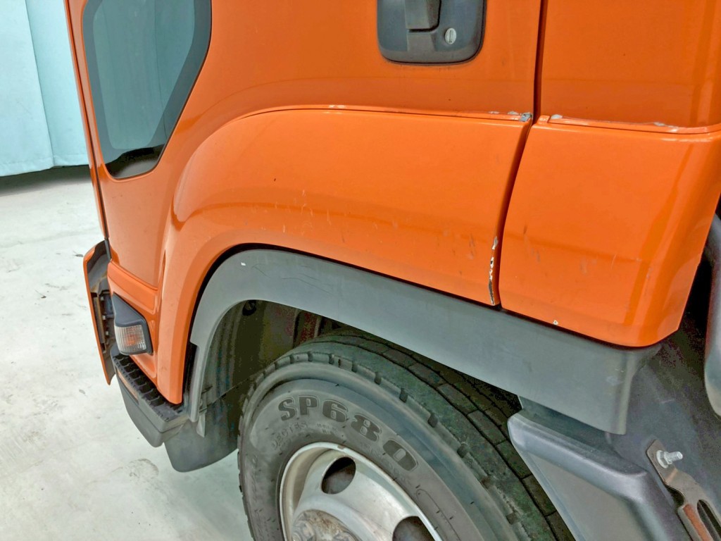 助手席側フロントフェンダーにキズがあります。|いすゞ フォワード TKG-FRR90S2(2WD)の写真43