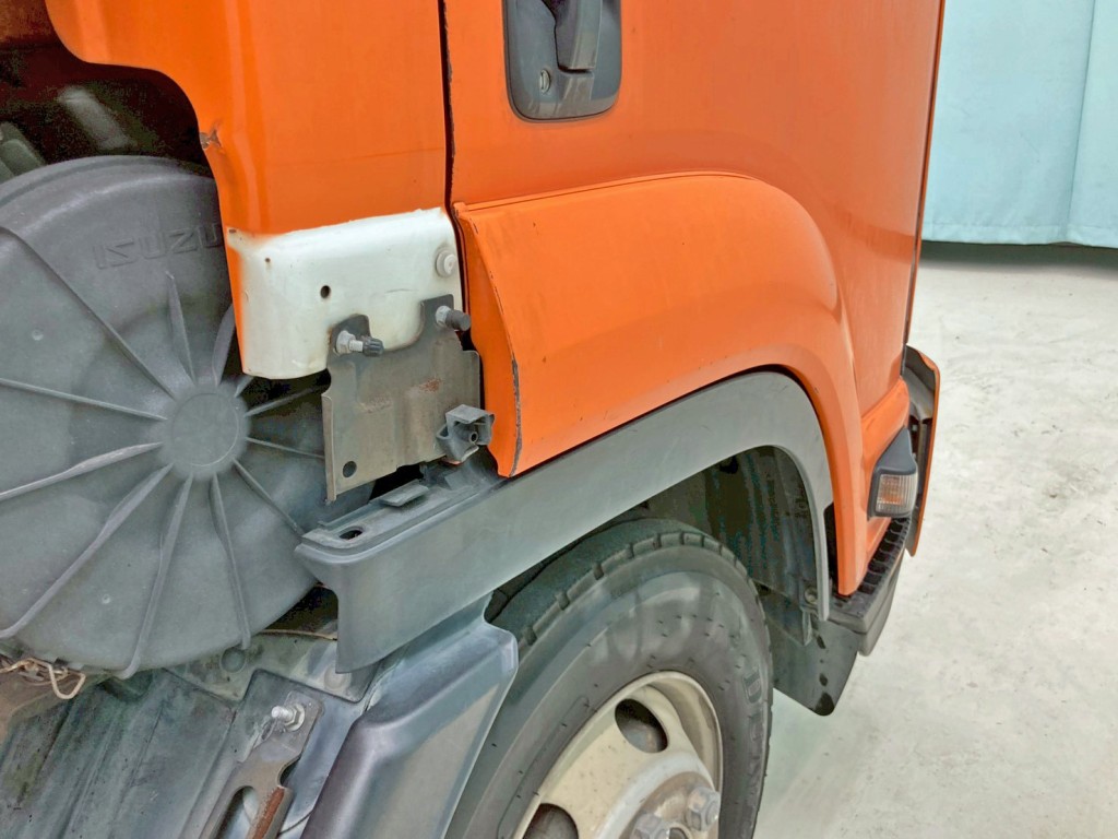 運転席側クォーター下部の外装パネルが欠品しています。|いすゞ フォワード TKG-FRR90S2(2WD)の写真46