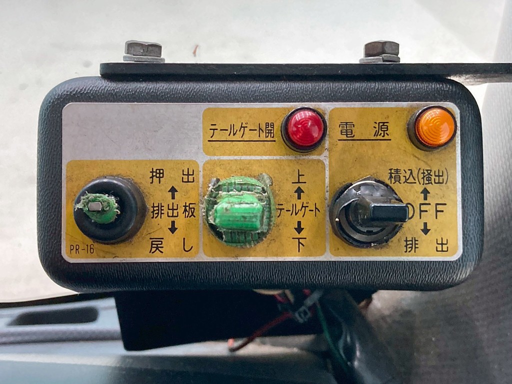 上物の操作スイッチです。(かき出し機能は付いておりません)|いすゞ フォワード TKG-FRR90S2(2WD)の写真50
