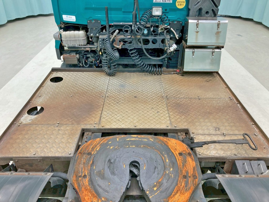 踊り場は縞板アルミです。|UDトラックス クオン 2PG-GK5AABの写真10