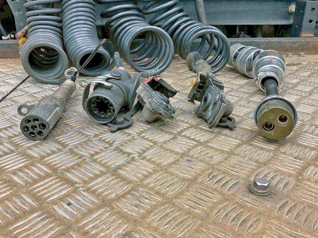 接続コネクター類です。|UDトラックス クオン 2PG-GK5AABの写真12