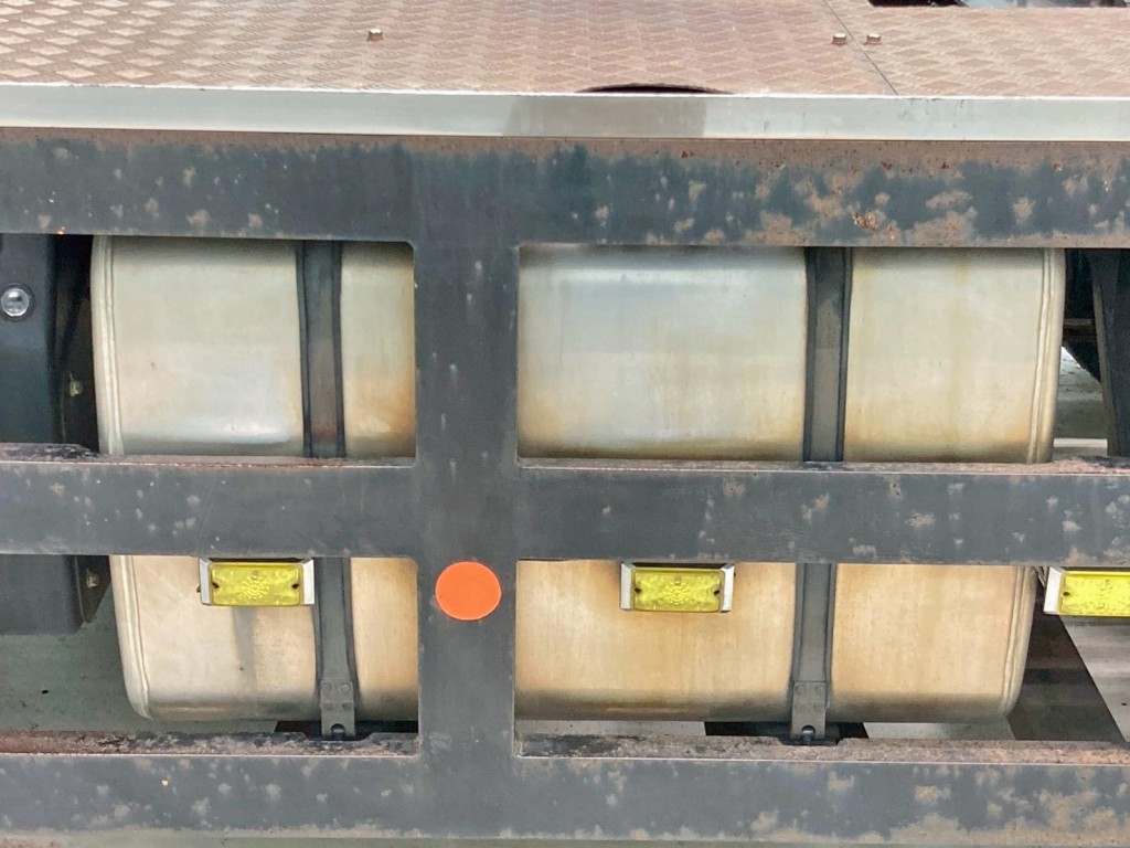 燃料タンクは390Lアルミ製です。|UDトラックス クオン 2PG-GK5AABの写真23