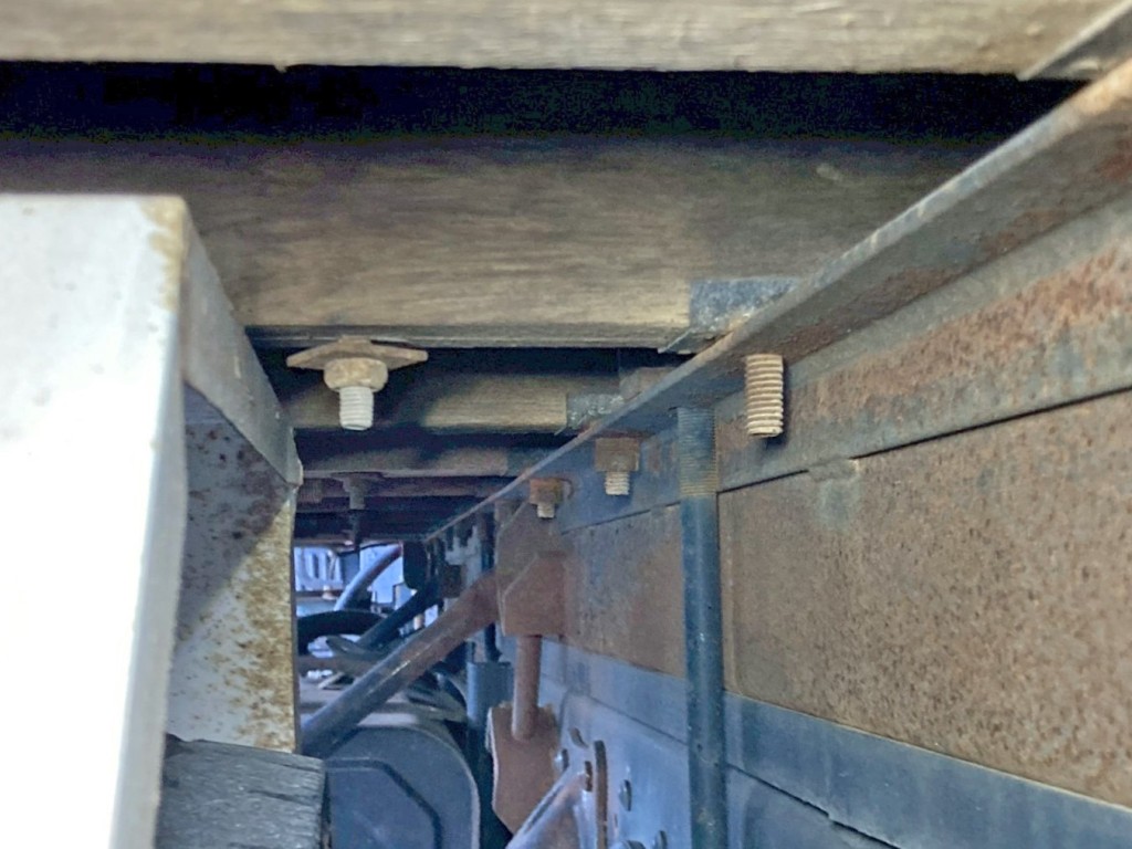 助手席側後方の縦ネタ・横ネタ結合ボルト欠品しています。(後軸間)|日野 レンジャー BDG-FJ7JKWAの写真10