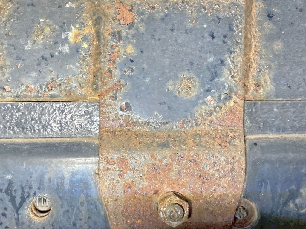 助手席側縦ネタ部振れ止めプレートに亀裂があります。(燃料タンク上部)|日野 レンジャー BDG-FJ7JKWAの写真12