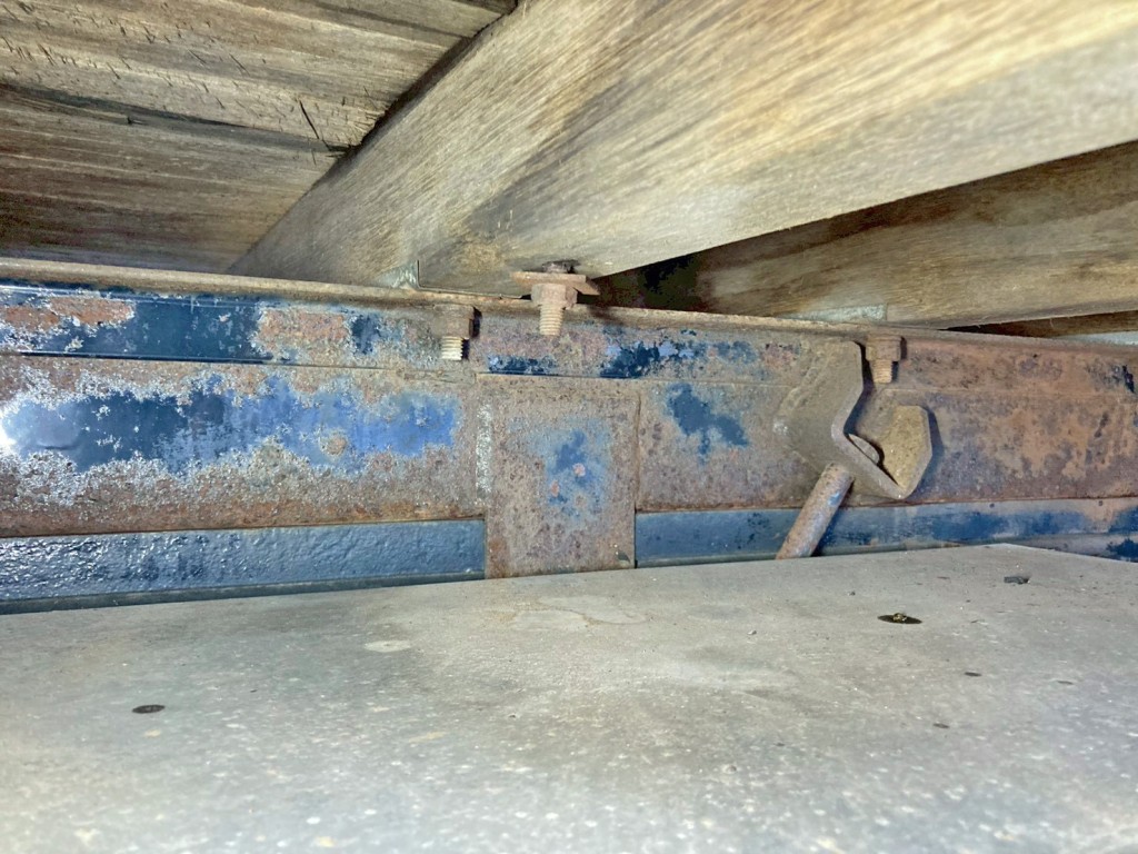 運転席側後方の横ネタのボルト緩んでいます。(工具箱上部)|日野 レンジャー BDG-FJ7JKWAの写真13