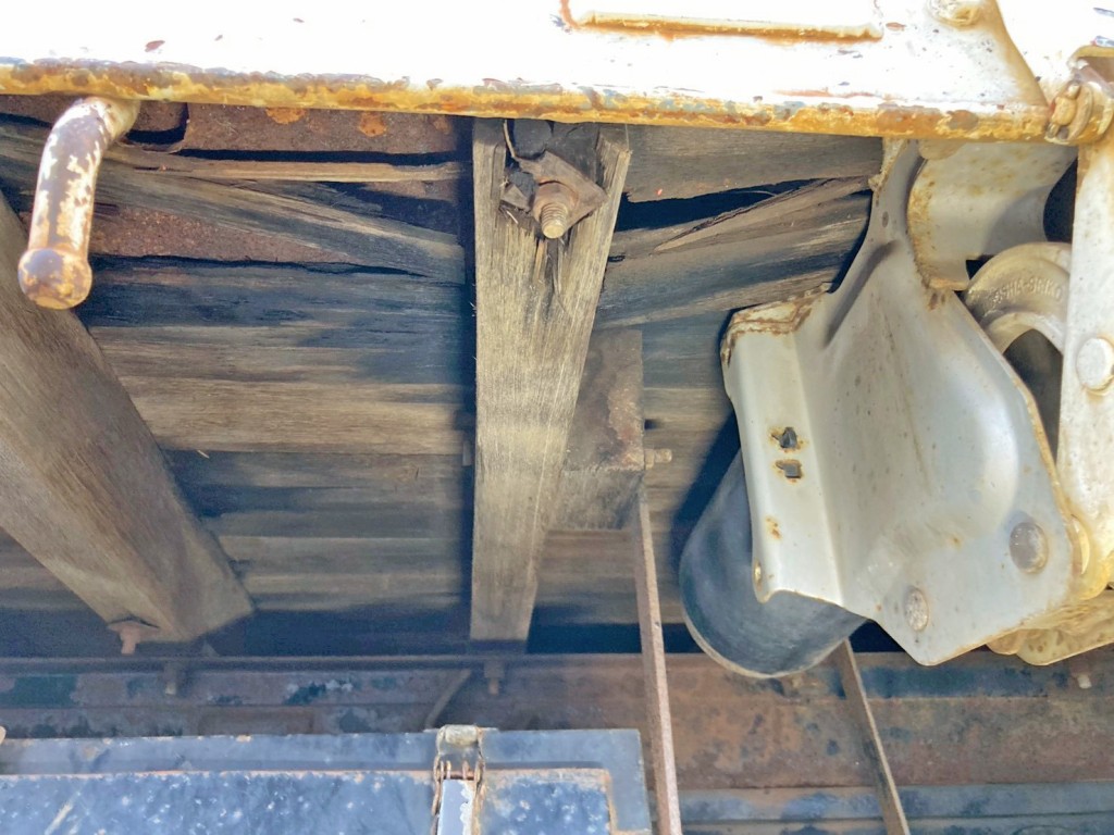 運転席側後方の床板に割れがあります。(工具箱上部)|日野 レンジャー BDG-FJ7JKWAの写真14