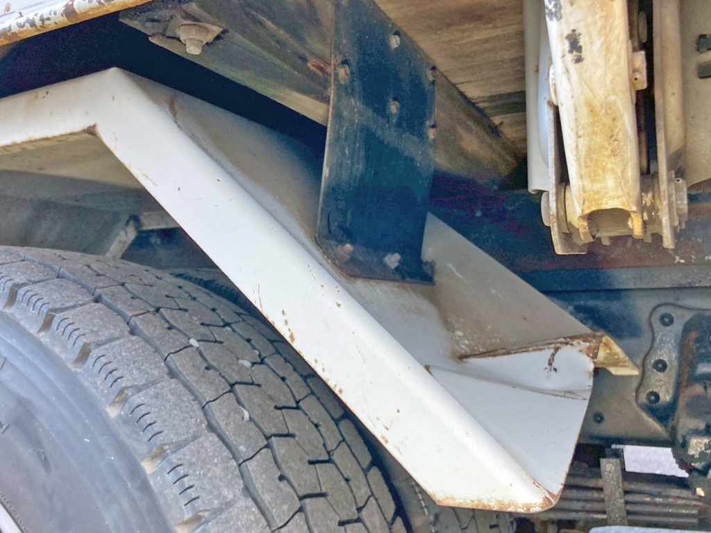 運転席側リヤフェンダー前方に曲がりがあります。|日野 レンジャー BDG-FJ7JKWAの写真16