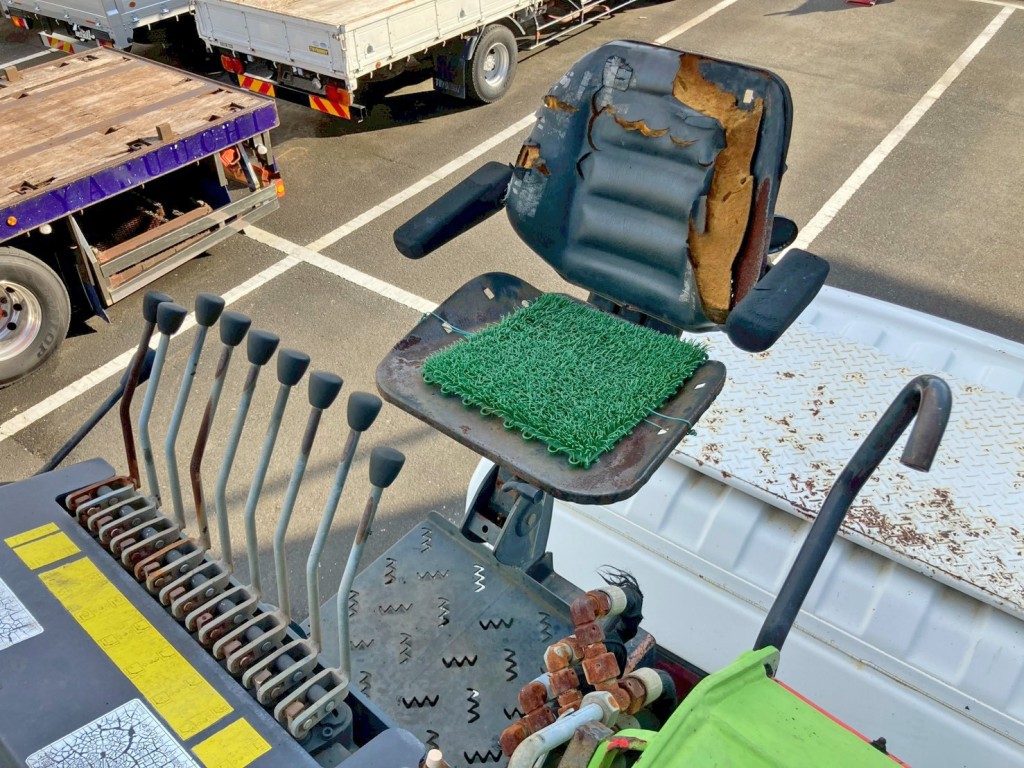 トップシート付です。(トップシート腐食の為 背もたれのクッション一部欠損・座面欠品しています)|日野 レンジャー BDG-FJ7JKWAの写真20