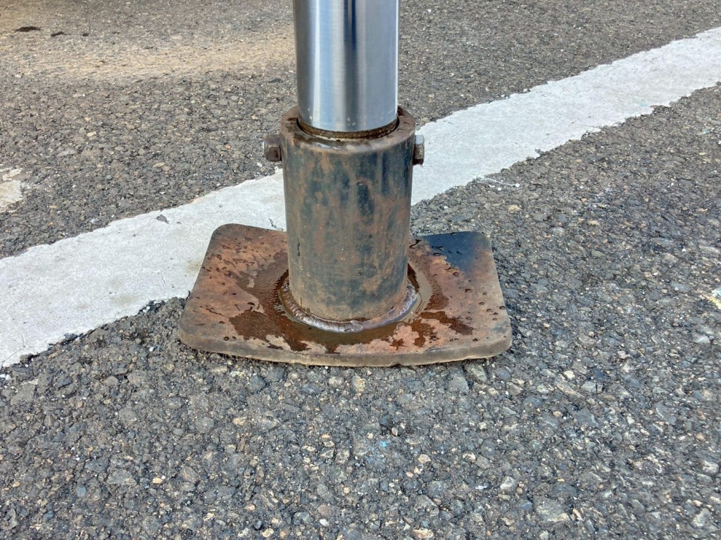 左右アウトリガー設置部に曲がりがあります。(助手席側)|日野 レンジャー BDG-FJ7JKWAの写真31