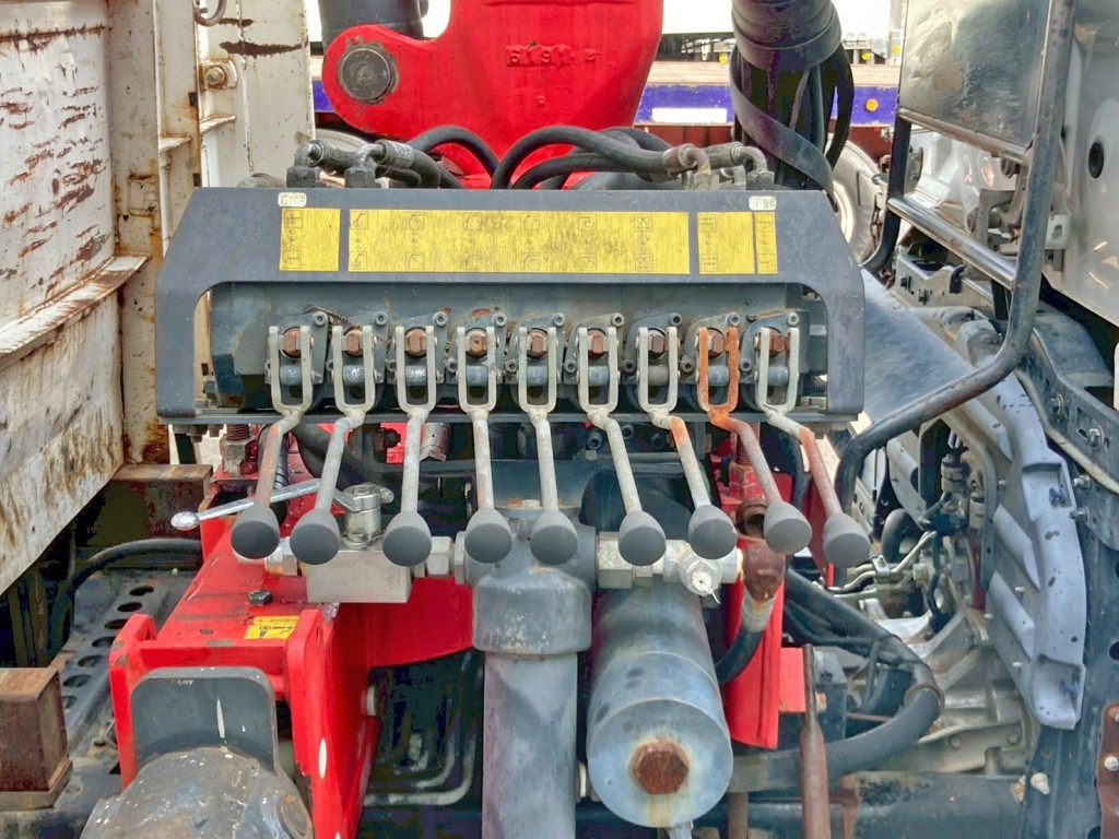 クレーン下部にも操作レバーが付いています。|日野 レンジャー BDG-FJ7JKWAの写真33