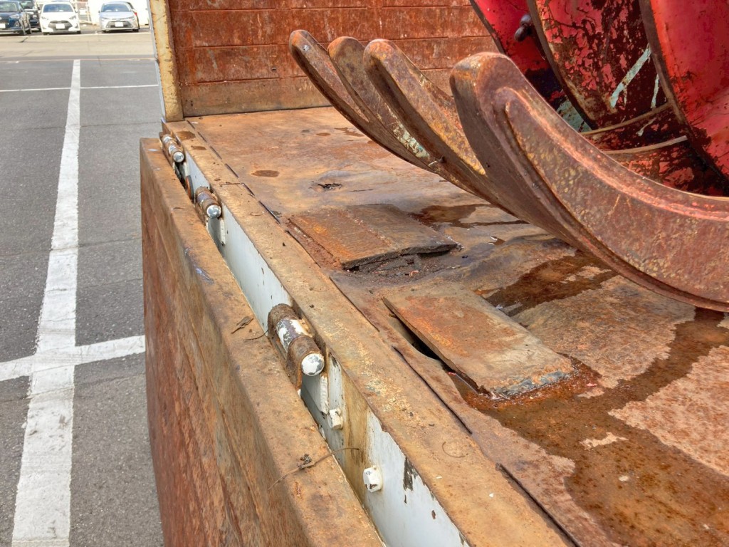 運転席側後方の床板に鉄板溶接補修箇所があります。|日野 レンジャー BDG-FJ7JKWAの写真41