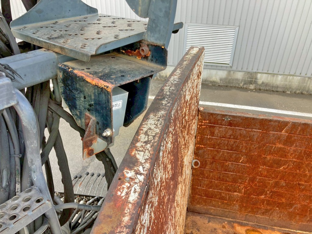 プロテクター膨らみの為 助手席側へクレーン旋回時に干渉します。|日野 レンジャー BDG-FJ7JKWAの写真44