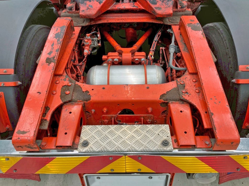 左右カプラガイド 及び 周辺にサビがあります。|日野 プロフィア QPG-SH1EDDJの写真8