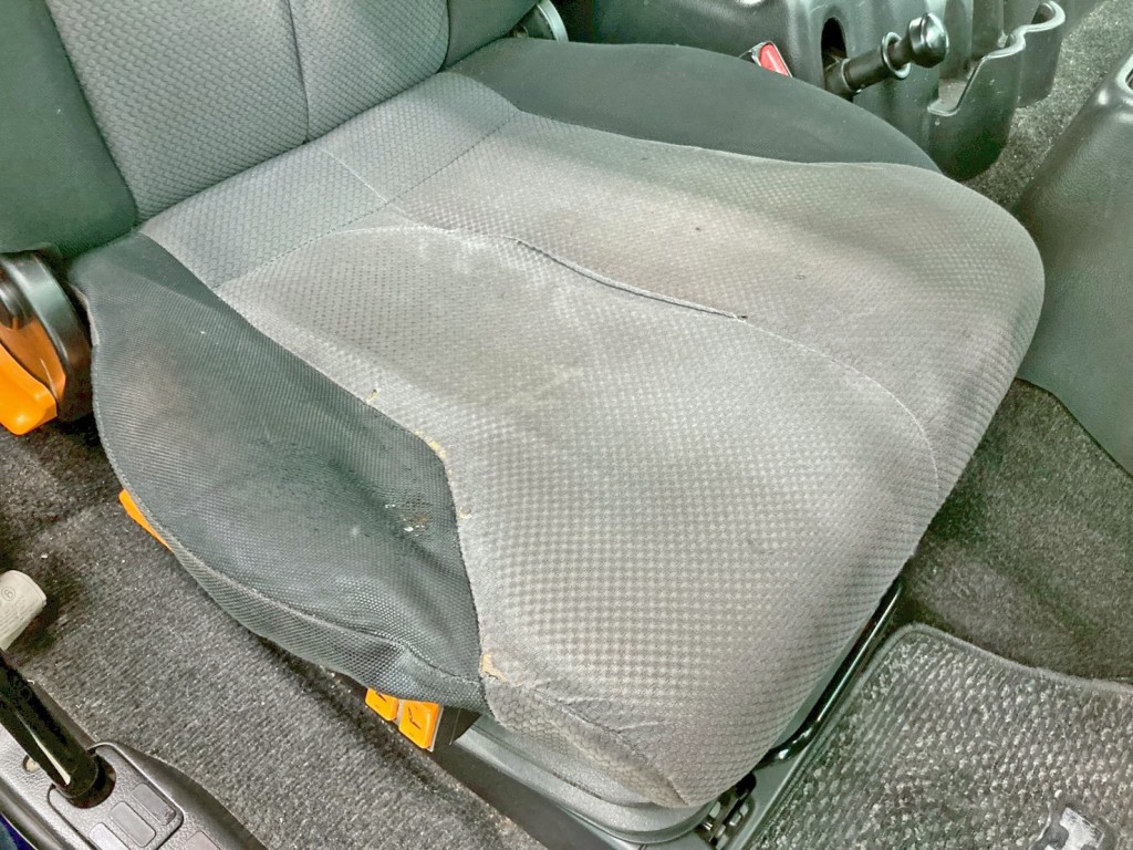 運転席座面にヘタリ・破れがあります。|日野 プロフィア QPG-SH1EDDJの写真10