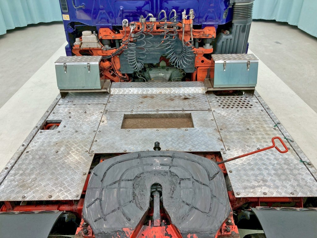 踊り場は縞板アルミです。|日野 プロフィア QPG-SH1EDDJの写真11