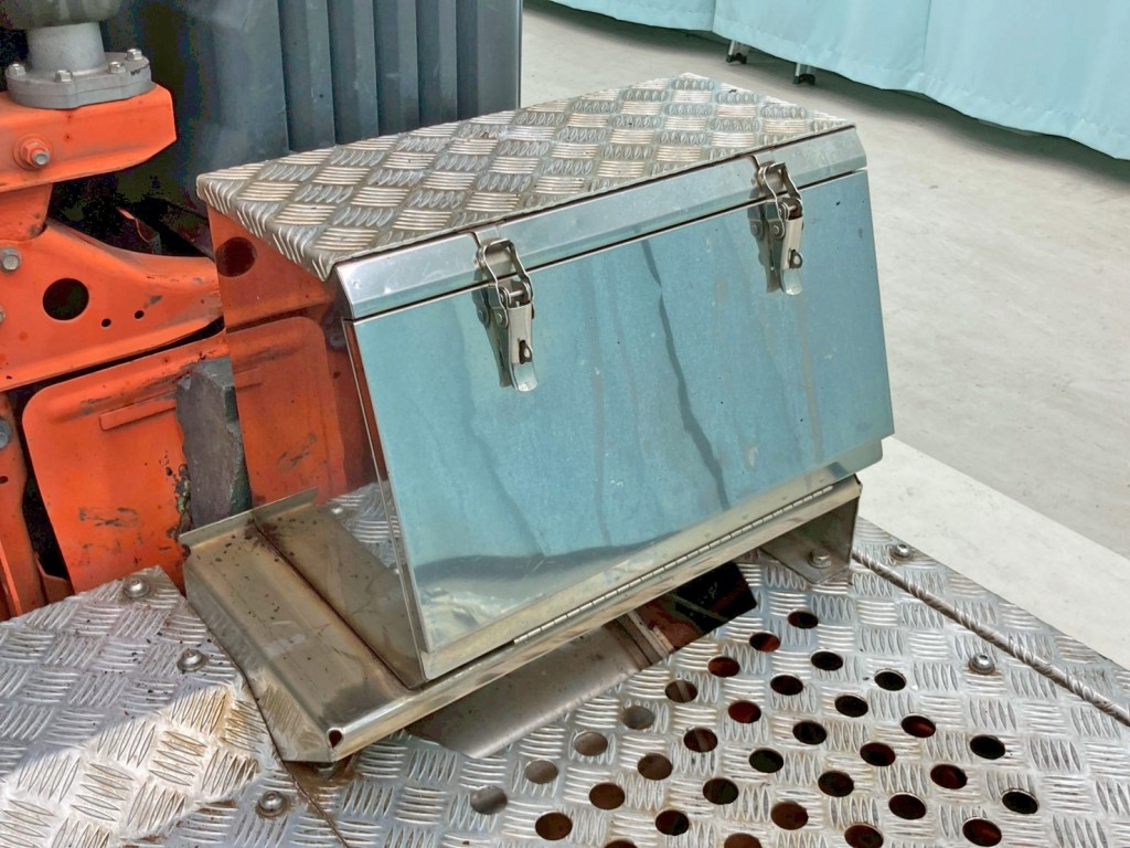 踊り場前方運転席側にステンレス製の工具箱が付いています。|日野 プロフィア QPG-SH1EDDJの写真14