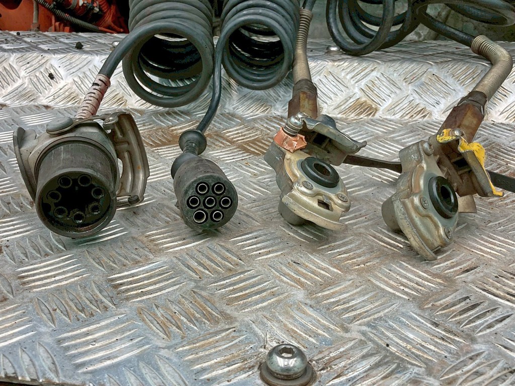 接続コネクターです。|日野 プロフィア QPG-SH1EDDJの写真15