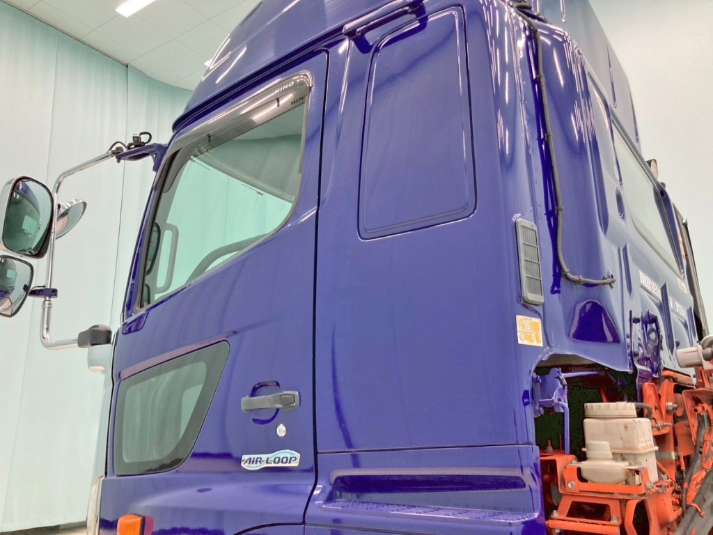 助手席側クォーターパネルにシールはがし跡があります。|日野 プロフィア QPG-SH1EDDJの写真20