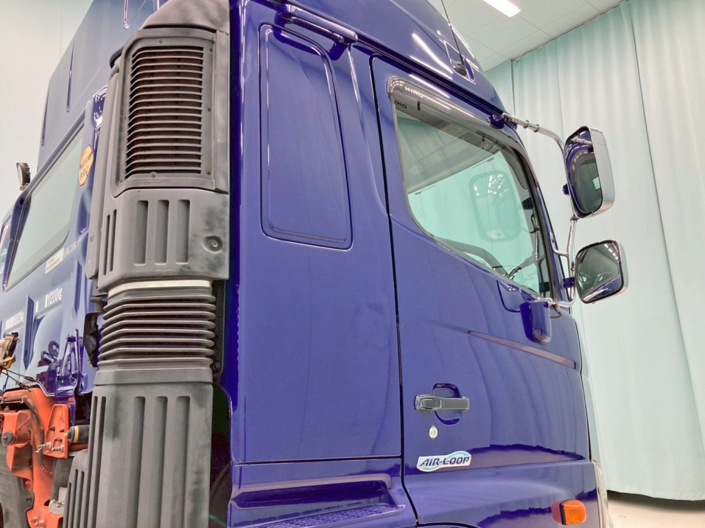 運転席側クォーターパネルにシールはがし跡があります。|日野 プロフィア QPG-SH1EDDJの写真23