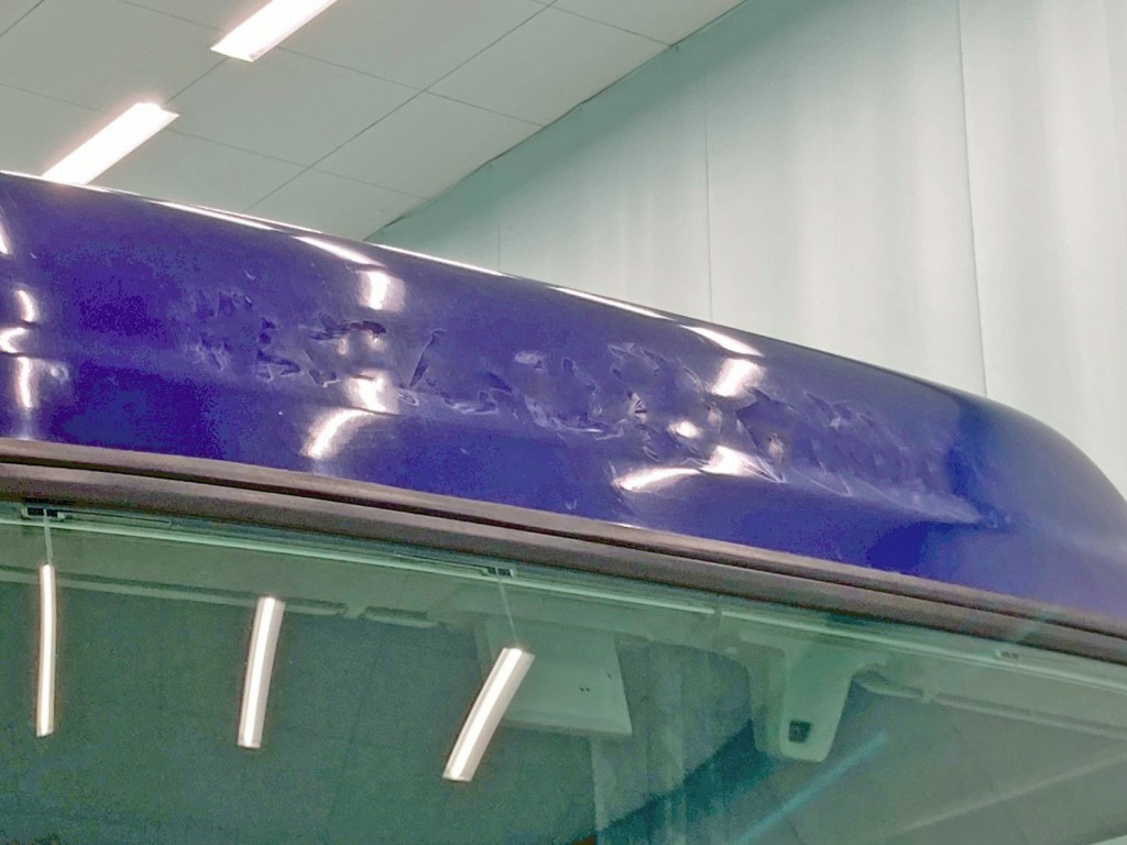 ルーフ前方にシールはがし跡があります。|日野 プロフィア QPG-SH1EDDJの写真31