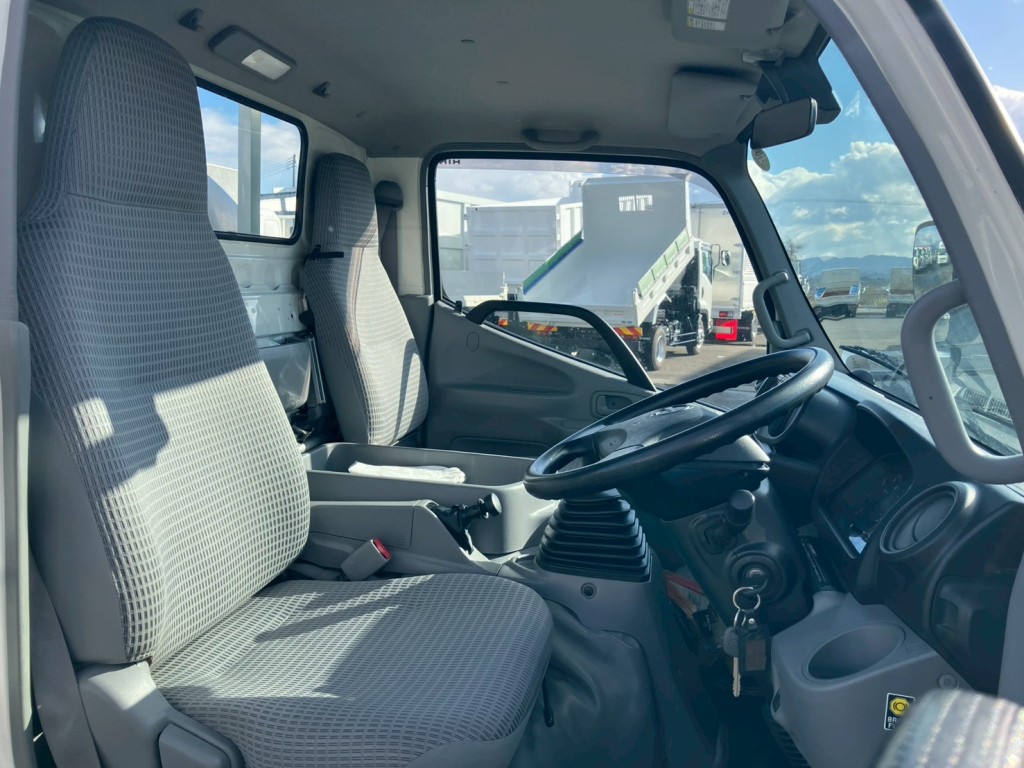 乗車定員は2名です。|日野 デュトロ TKG-XZU675M(4WD)の写真7