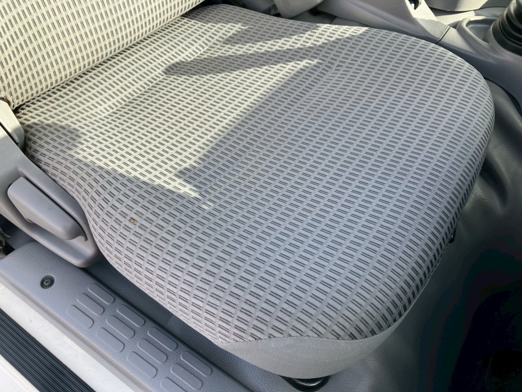 運転席シートにヘタリ・穴があります。|日野 デュトロ TKG-XZU675M(4WD)の写真8