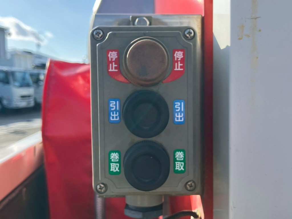 ホースリールの操作スイッチです。|日野 デュトロ TKG-XZU675M(4WD)の写真16