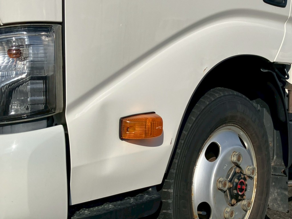 助手席側ドアにヘコミがあります。|日野 デュトロ TKG-XZU675M(4WD)の写真19