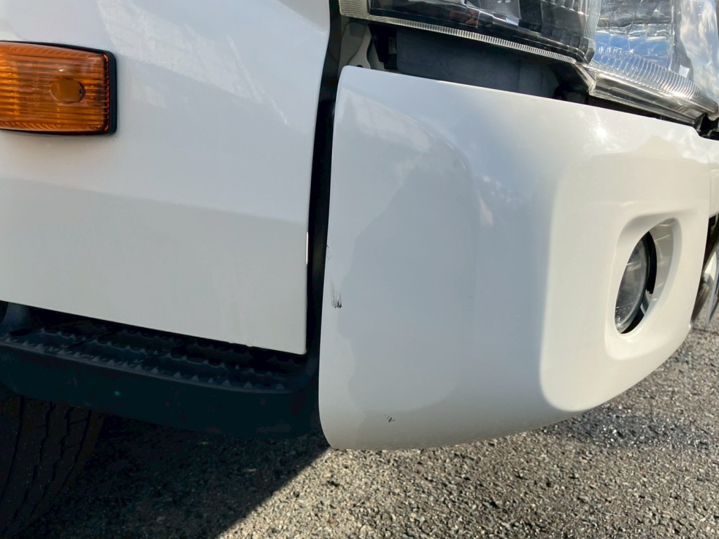 運転席側フロントバンパーにキズがあります。|日野 デュトロ TKG-XZU675M(4WD)の写真23