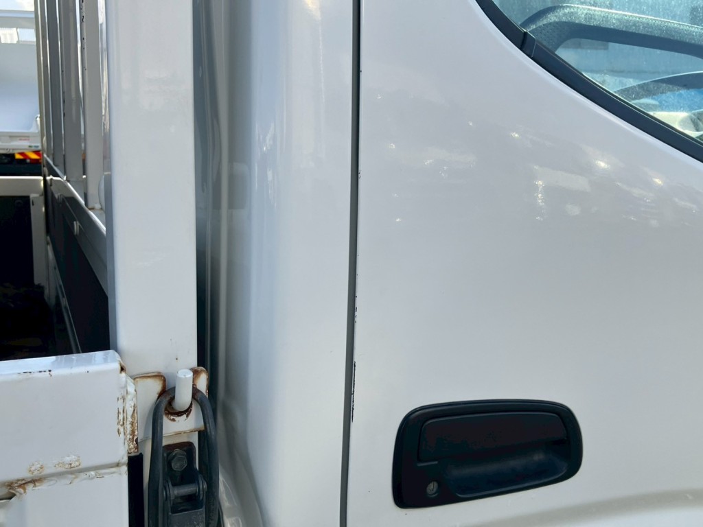 運転席側ドアにキズがあります。|日野 デュトロ TKG-XZU675M(4WD)の写真24