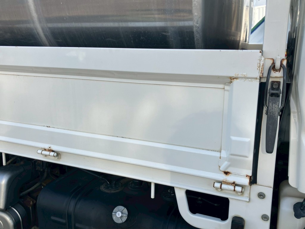 運転席側ボディーにキズ・サビがあります。|日野 デュトロ TKG-XZU675M(4WD)の写真25