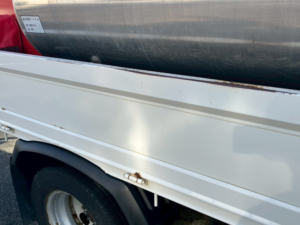 運転席側ボディーにキズ・サビがあります。|日野 デュトロ TKG-XZU675M(4WD)の写真26