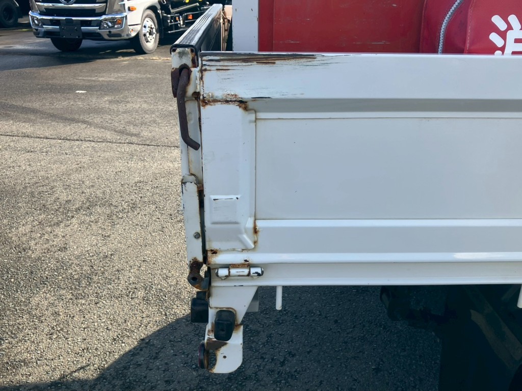 運転席側ボディーにキズ・サビがあります。|日野 デュトロ TKG-XZU675M(4WD)の写真27