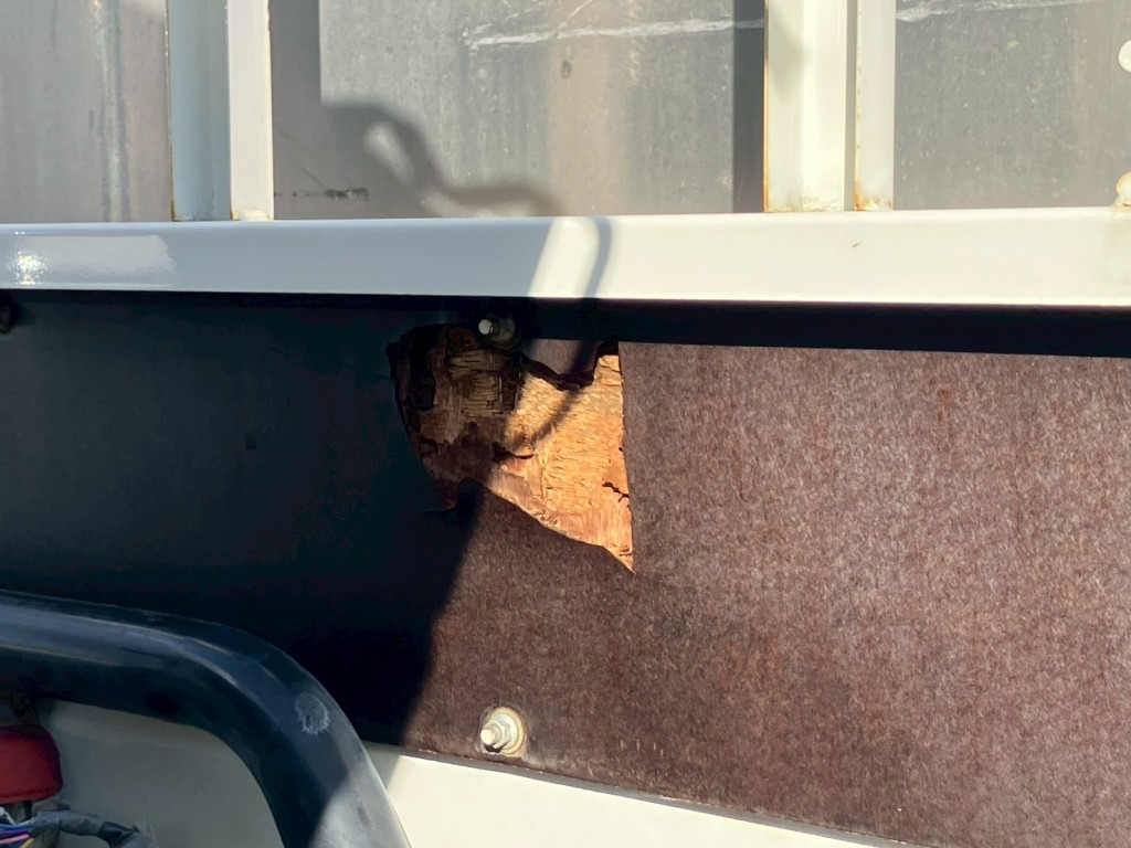 ボディー外側前壁に割れがあります。|日野 デュトロ TKG-XZU675M(4WD)の写真30