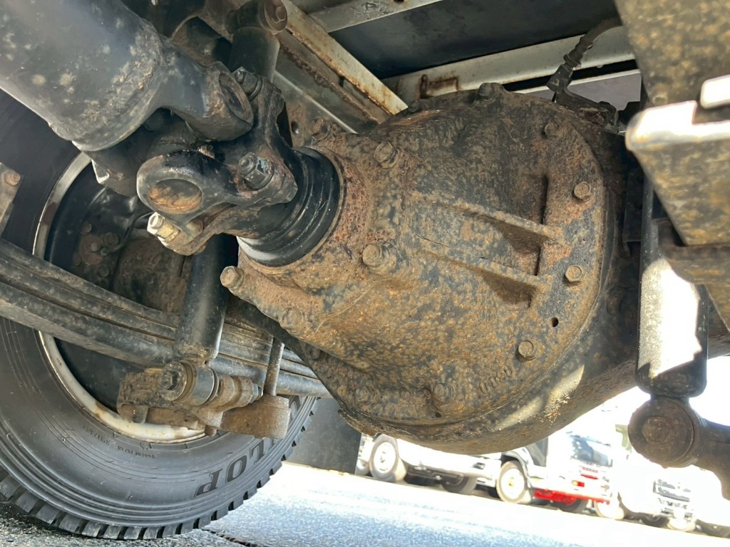 デフ周りにサビがあります。|日野 デュトロ TKG-XZU675M(4WD)の写真31