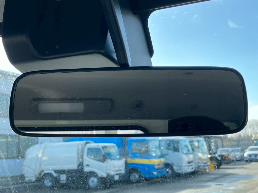 ルームミラーに割れがあります。|日野 デュトロ TKG-XZU675M(4WD)の写真37