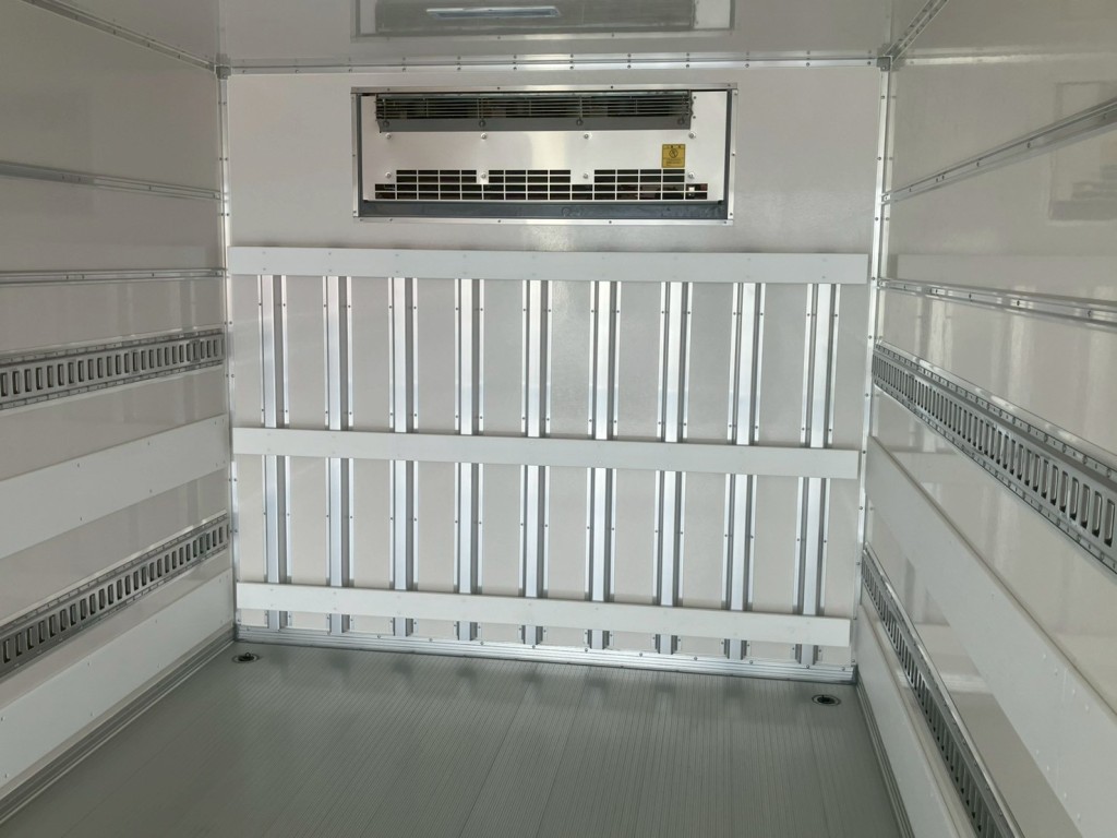 冷凍機の吹き出し口です。|三菱 ファイター 2KG-FK72F(2WD)の写真11