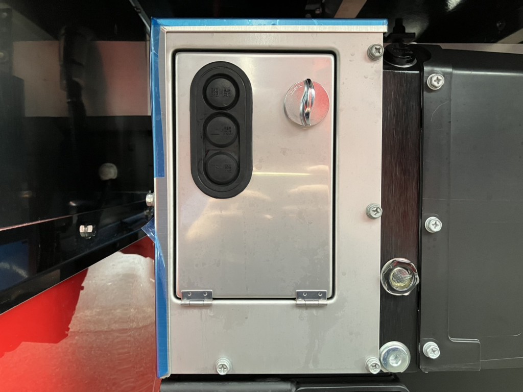 ゲートの昇降スイッチです。|三菱 ファイター 2KG-FK72F(2WD)の写真15