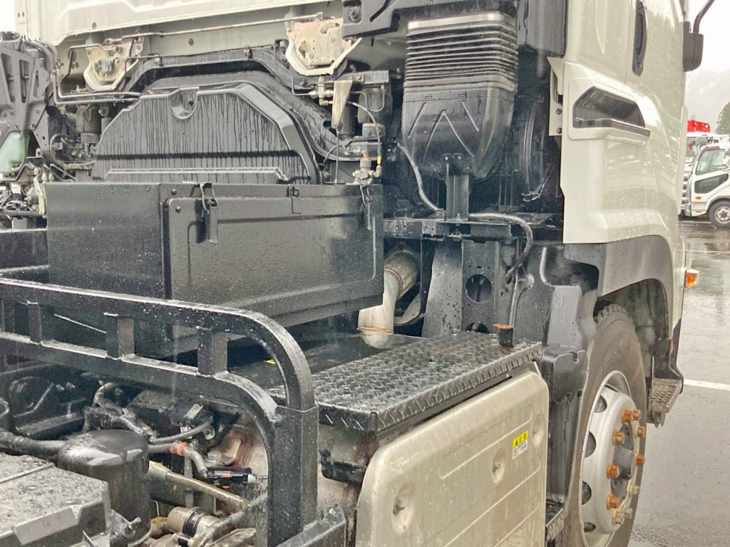 運転席側に工具箱が付いています。|いすゞ ギガ 2PG-CXZ77CTの写真17