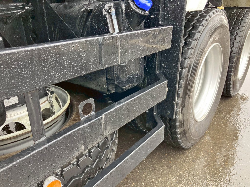 助手席側サイドバンパーにパッチ当て箇所があります。|いすゞ ギガ 2PG-CXZ77CTの写真20