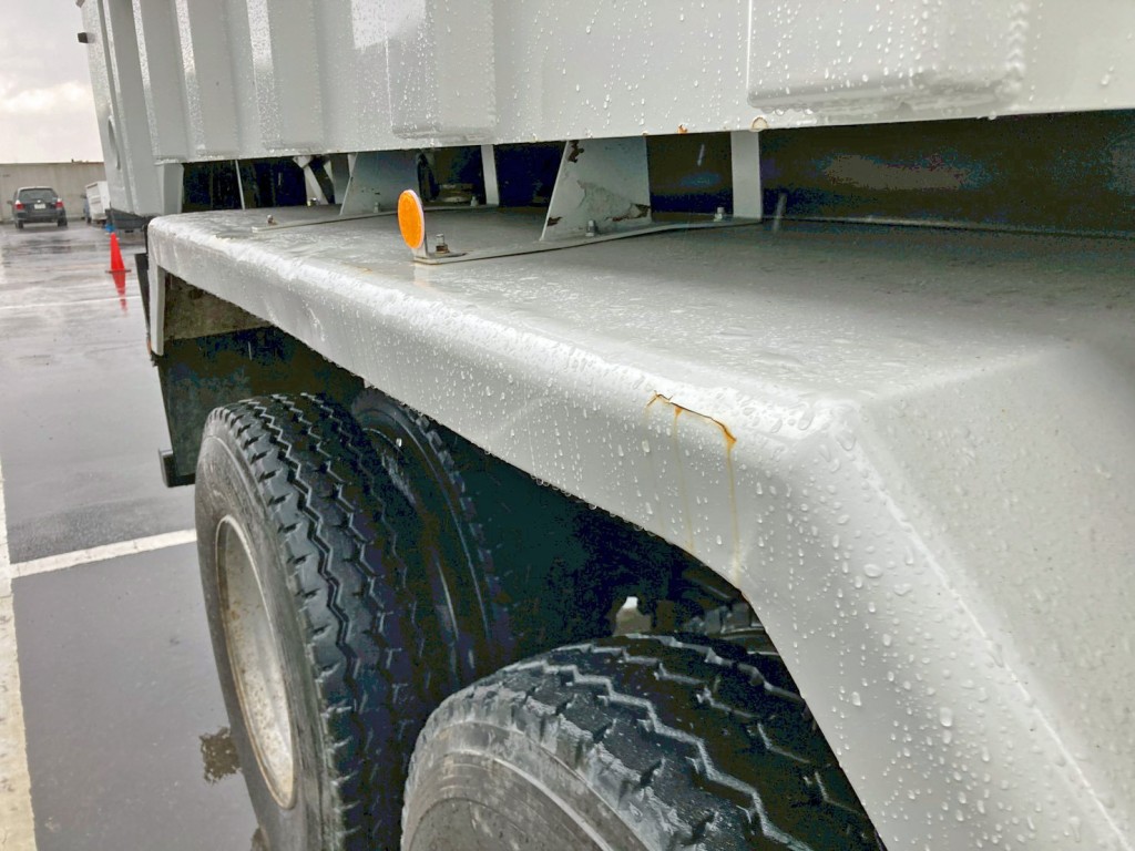 運転席側サイドバンパー側面にヘコミがあります。|いすゞ ギガ 2PG-CXZ77CTの写真23